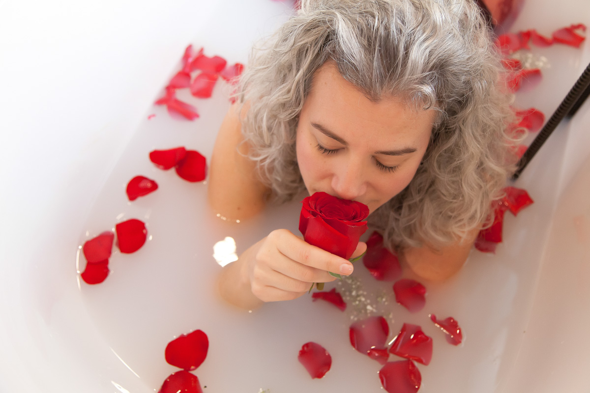 red rose boudoir bath